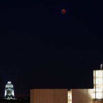 22:35 Uhr,denkwürdige Konstellation von ,,blutigem'' Mond, (blut-) rotem Mars und Denkmal der blutigen Völkerschlacht.